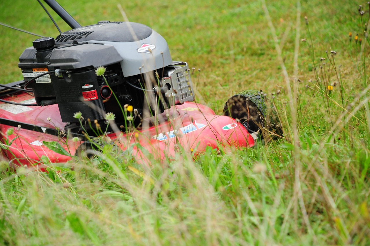 How Mulching Lawn Mowers Work (and Why It Matters for Your Lawn)